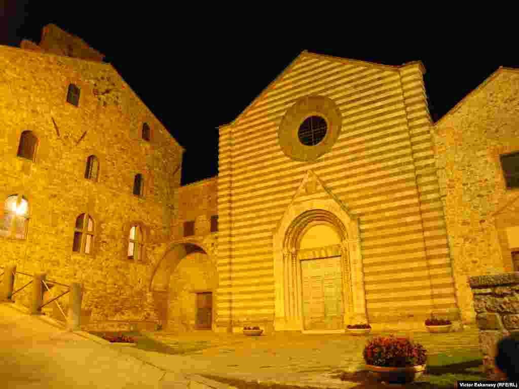 Vedere nocturnă la Lucignano