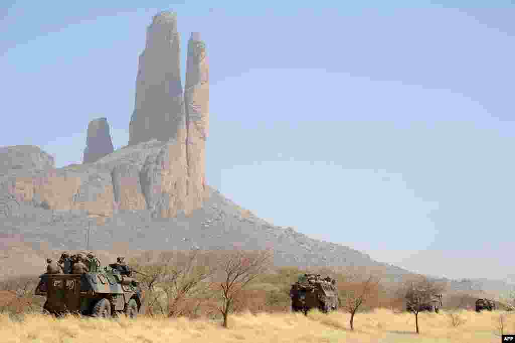 A convoy of French Army vehicles heads toward Gao, Mali. (AFP/Pascal Guyot)