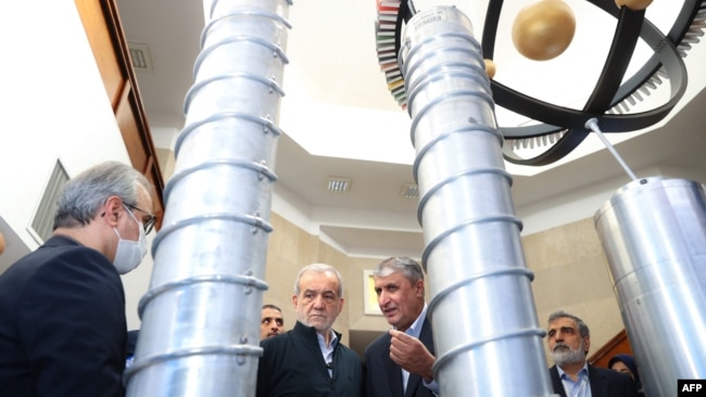 مسعود پزشکیان و محمد اسلامی، رئیس سازمان انرژی اتمی، در جریان مراسم «روز ملی فناوری هستهای» در تهران، ۲۰ فروردین ۱۴۰۴