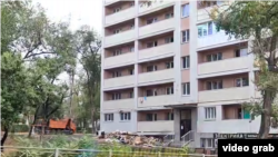 Центр Маріуполя, перехрестя проспекта Нахімова й вулиці Італійська. З «безхазяйних» квартир викидають речі й меблі власників. Телеграм-канал «Мариуполь сейчас», вересень 2026 року