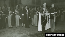 Regele Carol al II -lea și fiul său, Mihai, la Patriarhia Română, de Paști, în primăvara lui 1939. Premierul Armand Călinescu, în costum civil, în rândul al doilea, va fi ucis de Garda de Fier pe 21 septembrie 1939. Europa intra într-o eră neagră.
