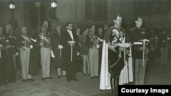 Regele Carol al II-lea și fiul său, Mihai, Mare Voievod de Alba Iulia, la slujba de la Patriarhie, în aprilie 1939. În vara aceluiași an, avea să semneze decretul regal privind înființarea „Fabricilor Ucea”, fabrici de pulberi și explozibili, adică parte din industria de apărare.