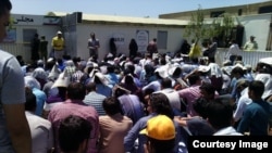 Iranian students protesting in the Petroleum Industry University.