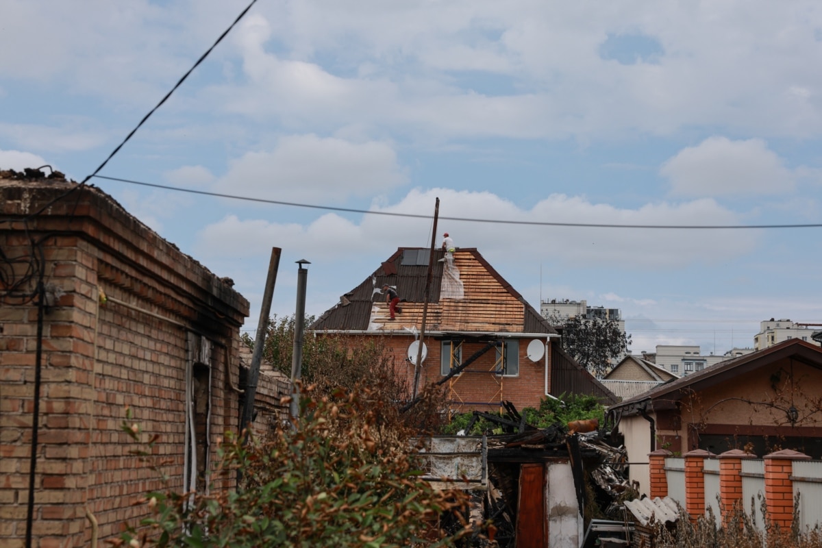Чимало місцевих жителів починають власноруч відновлювати свої будинки, не чекаючи державних комісій: ремонтувати покрівлі, заклеювати вікна. Люди бояться погіршення погодних умов