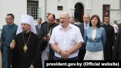 Для набуття законом чинності його має підписати очільник білоруського режиму Олександр Лукашенко (у центрі)