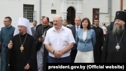 Мітрапаліт Веніямін, Аляксандар Лукашэнка і старшыня Савету Рэспублікі Натальля Качанава ў Жыровіцкім кляштары. Архіўнае фота