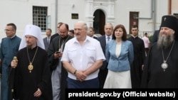 Лукашэнка зь мітрапалітам Веніямінам (зьлева) у Жыровіцкім манастыры. 25 чэрвеня 2021