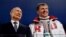 Президент России Владимир Путин и бобслеист Александр Зубков на церемонии закрытия Олимпийских игр в Сочи в 2014 году