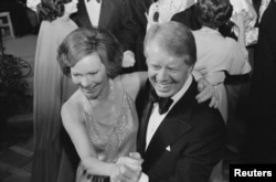 Jimmy și Rosalynn Carter dansând la un bal la Casa Albă, pe 13 decembrie 1978.