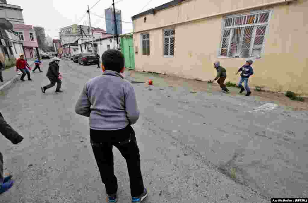 Evlər o qədər sıx tikilib və oynamağa meydança&nbsp; olmadığından uşaqlar avtomobil yolunda oynayırlar