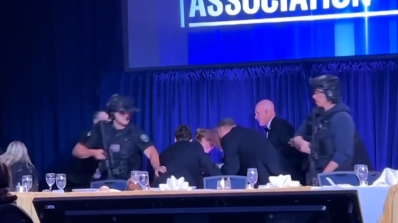 CША: стрілка у Вашингтоні офіційно звинувачують у спробі замаху на президента США