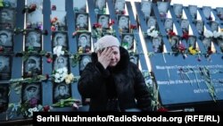 На Алеї Героїв Небесної сотні люди зібрались вшанувати пам'ять загиблих
– фотогалерея