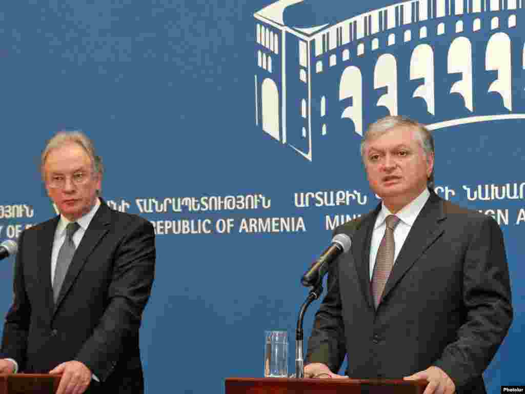 30 кастрычніка, пятніца - 30 кастрычніка з афіцыйным візытам Армэнію наведаў міністр замежных спраў Беларусі Сяргей Мартынаў (зьлева на фота).Прачытаць