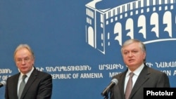 Armenia - Eduard Nalbandian, Armenian FM, and his counterpart Syarhey Martynau of Belarus during a joint press-conference in Yerevan, 30Oct2009