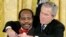 Paul Rusesabagina, decorat de președintele George W. Bush, la Washington, în noiembrie 2005