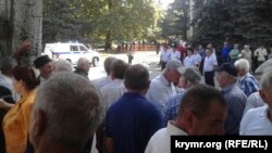 Активісти біля будівлі суду в день винесення вироку Ахтему Чийгозу 11 вересня 2017 року