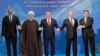 (მარცხნიდან მარჯვნივ) აზერბაიჯანის ილჰამ ალიევი, ირანის პრეზიდენტი ჰასან როჰანი, ყაზახეთის პრეზიდენტი ნურსულთან ნაზარბაევი, რუსეთის პრეზიდენტი ვლადიმირ პუტინი, თურქმენეთის პრეზიდენტი გურბანგული ბერდიმუხამედოვი. 