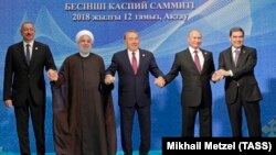 (მარცხნიდან მარჯვნივ) აზერბაიჯანის ილჰამ ალიევი, ირანის პრეზიდენტი ჰასან როჰანი, ყაზახეთის პრეზიდენტი ნურსულთან ნაზარბაევი, რუსეთის პრეზიდენტი ვლადიმირ პუტინი, თურქმენეთის პრეზიდენტი გურბანგული ბერდიმუხამედოვი. 