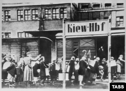Відправка остарбайтерів до Німеччини з київського вокзалу, 1941-1942 роки