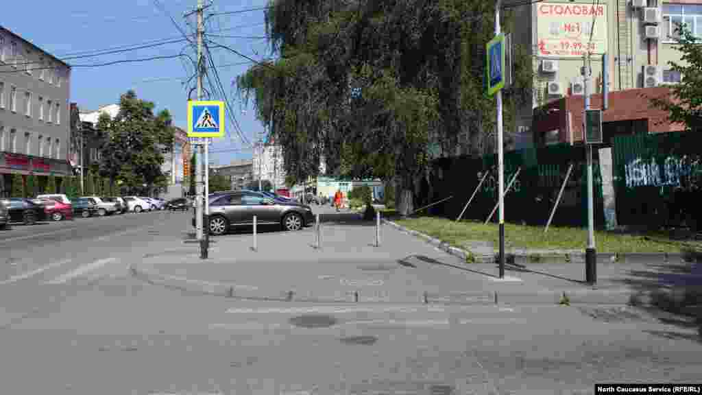 Инфраструктура Владикавказа не приспособлена для передвижения инвалидов-колясочников. К примеру, отсутствуют скаты на пешеходных переходах 