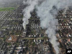 Coloane de fum după atacurile rusești la periferia orașului Bahmut, 27 decembrie 2022.
