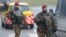 Kontrolle policore në afërsi të aeroportit të Brukselit, 23 Mars 2016.
