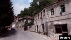 Devastirane kuće u Hrvatskoj Kostajnici 8. kolovoza 1995.