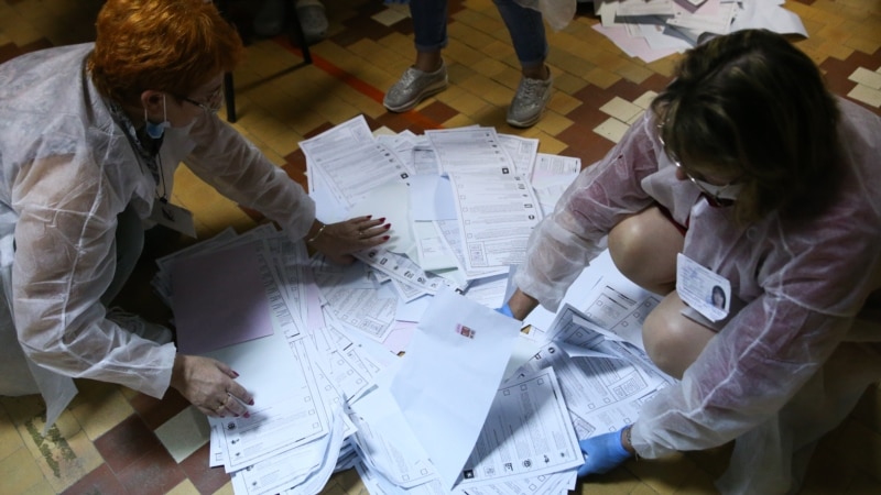 У Горизбиркома Петербурга устроили акцию против фальсификаций на выборах. Есть задержанные