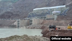 Плотина Рогунской ГЭС на реке Вахш в Таджикистане.