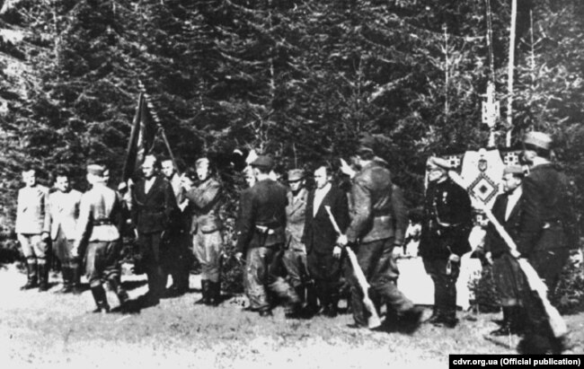 Старійшина старшинської школи УПА «Дружинники» полковник Іван Литвиненко (у чорному мундирі) приймає парад випускників першого випуску школи. 1944 рік