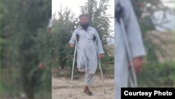  امان الله که یک دست و یک پایش در اثر انفجار ماین جاسازی شده قطع شد