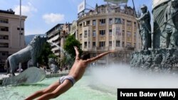 Илустративна фотографија/ Деца се капат во фонтаната на плоштадот во Скопје