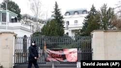 У посольства России в Праге