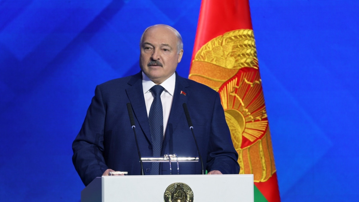 Lukashenka fal edhe 32 të burgosur politikë