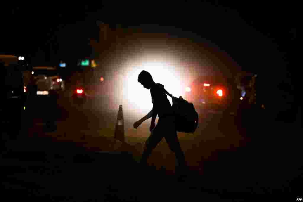 An Indian commuter walks amid air pollution in New Delhi. (AFP/Chandan Khanna)