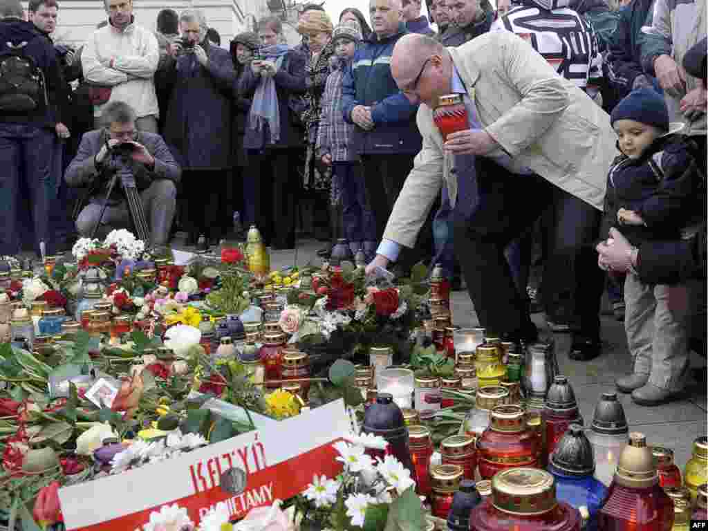 Люди собираются у президентского дворца в Варшаве почтить память погибшего в авиакатастрофе президента Польши Леха Качиньского, 10 апреля 2010