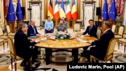 Az asztalnál (balról jobbra) Mario Draghi olasz miniszterelnök, Olaf Scholz német kancellár, Volodimir Zelenszkij ukrán elnök, Emmanuel Macron francia elnök és Klaus Iohannis román elnök. Kijev, Ukrajna, 2022. június 16.