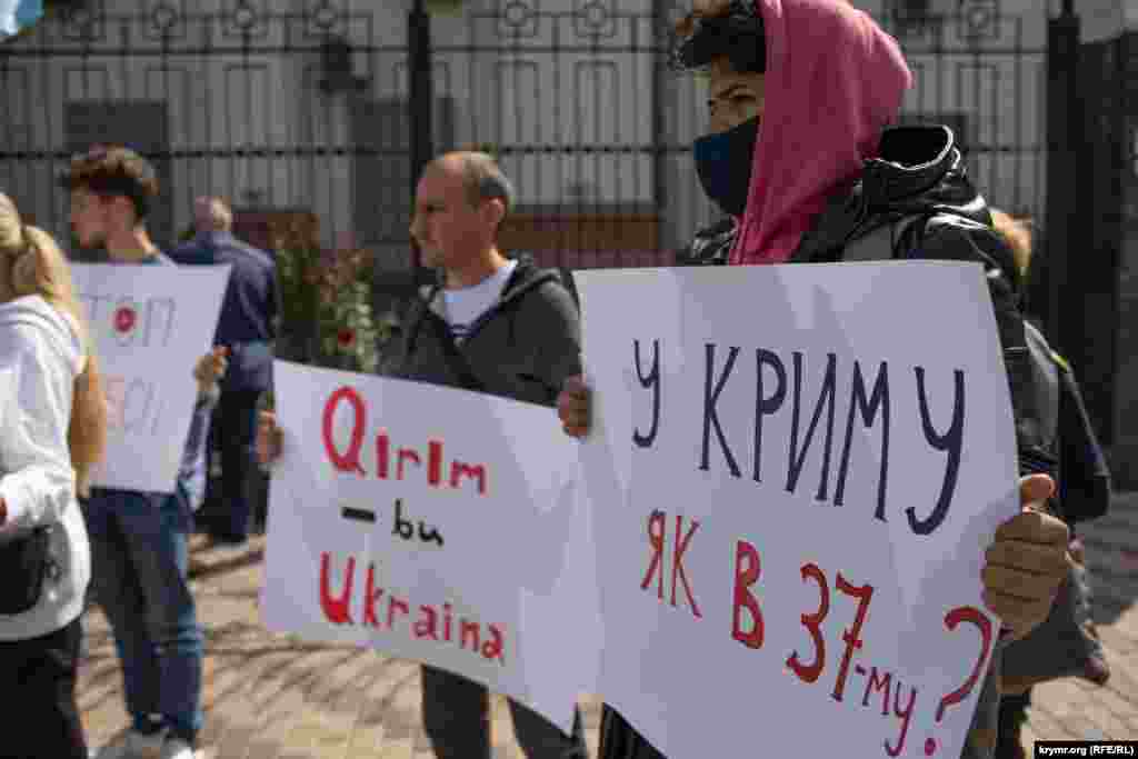 Надпись на плакате:&nbsp;&laquo;В Крыму, как в 37-м?&raquo;
