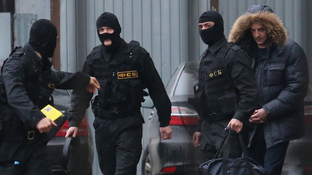 Губернатор Сахалинской области Александр Хорошавин (справа), под конвоем после допроса в СК РФ. 4 марта 2015 года 