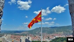 Македонското знаме на тврдината Кале во Скопје.