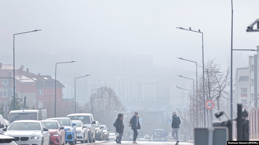 Disa qytetarë duke kaluar nëpër një rrugë të Prishtinës. Sipas Organizatës Botërore të Shëndetësisë, ndotja e ajrit është ndër kërcënimet kryesore për shëndetin e njeriut. 