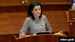 Vasfije Krasniqi-Goodman gjatë fjalimit të saj para Kuvendit të Kosovës më 2020.