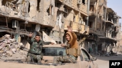 Forțe siriene pro-guvernamentale, patrulând la Deir Ezzor, după eliberarea orașului de milițiile Statului Islamic, 4 noiembrie
