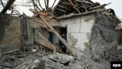 Жінка стоїть у своєму зруйнованому будинку, Донецьк, 8 грудня 2016 року