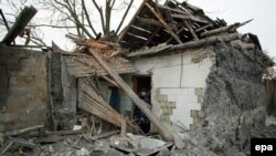 Знищений обстрілами будинок в Донецьку, грудень 2016 року