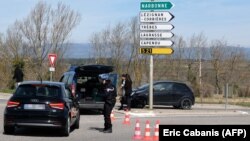 Француската полиција го блокира влезот во градот Треб 