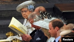 Королева Єлизавета II з членами королівської родини під час святкувань, 4 червня 2013 року