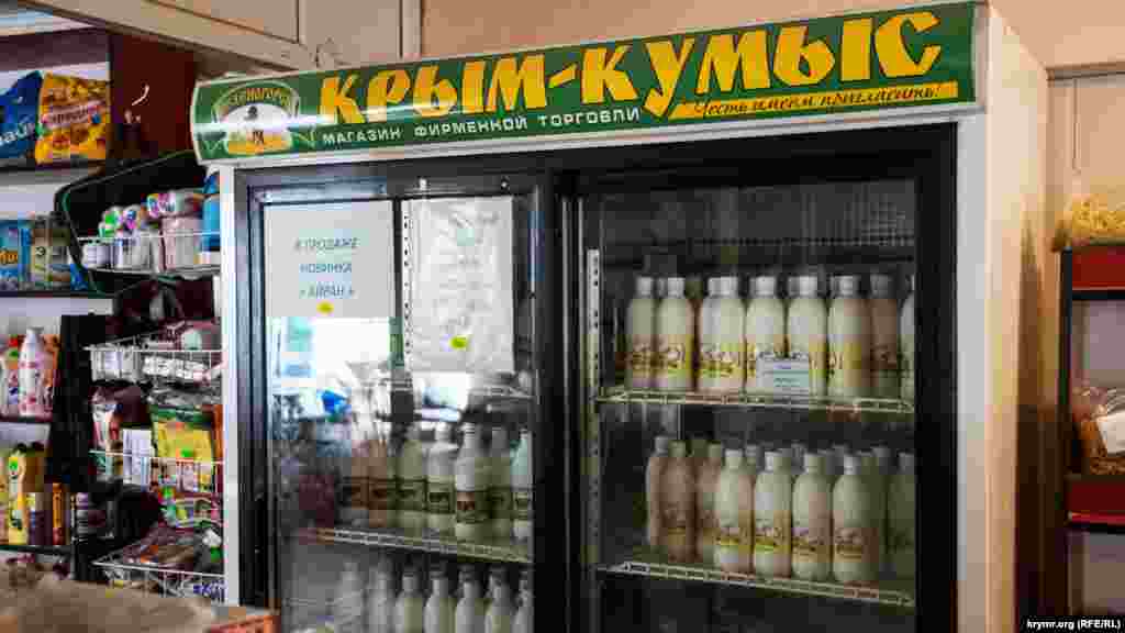 Фирменный магазин с продукцией агрофирмы тоже в центре села