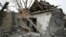 Знищений обстрілами будинок в Донецьку, грудень 2016 року