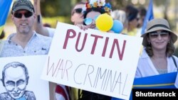 США. Під час акції на підтримку України і проти агресії Росії. На плакаті напис англійською: «Путін воєнний злочинець». Лос-Анджелес, 6 лютого 2022 року